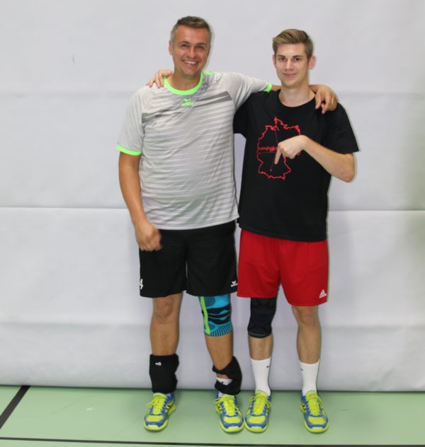 Das Foto zeigt die Volleyballer und Tester Alex und Tobi mit den Bauerfeind Kniebandagen.