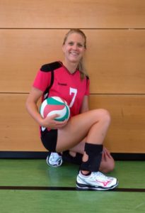 Das Foto zeigt VolleyballFREAK Testerin Carina mit den neuen Volleyballschuhen Mizuno Mirage 2.1