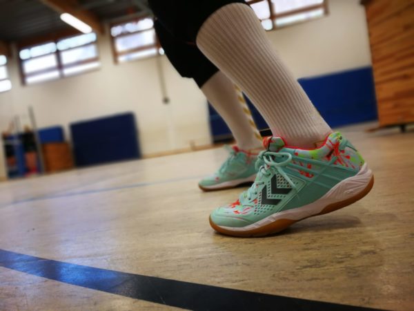 Ein paar Hummel Aero Volley Fly im Volleyballtraining.