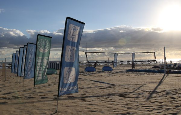 Das Foto zeigt den Center Court im Beachzeit Herbstcamp 2018 am frühen morgen.