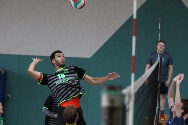 Das Foto zeigt einen Volleyballer beim Angriff. Er trägt das Erima Barcelona Trikot.