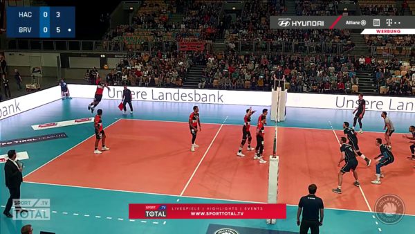 Es ist ein Screenshot von der Übertragung eines Volleyball-Bundesliga Spiel zwischen Hachingen und Düren via sporttotal.tv zusehen.