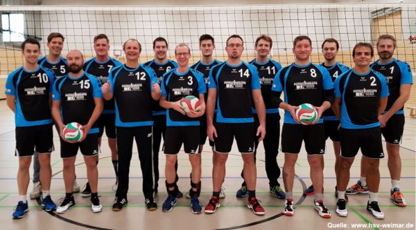Das Foto zeigt die komplette Volleyballmannschaft des HSV Weimar 2018/2019 mit Norman Hüttner.