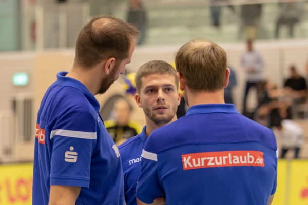 Das Foto zeigt Paul Sens mit Cheftrainer Felix Koslowski und Co-Trainer Martin Frydnes