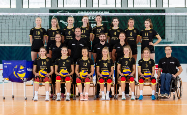 Das Foto zeigt das Teamfoto des VC Olympia Berlin mit Verena Steinbach als Co-Trainerin.