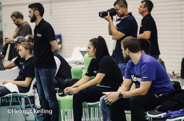 Das Foto zeigt Verena Steinbacher auf der Trainerbank beim FTSV/NawaRo Straubing