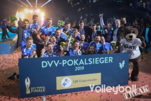 Siegerfoto mit dem VFB-Friedrichshafen, dem DVV-Pokalsieger 2019