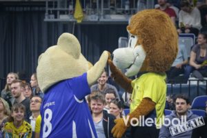 Das Schweriner und Stuttgarter Maskottchen mit einem High Five.