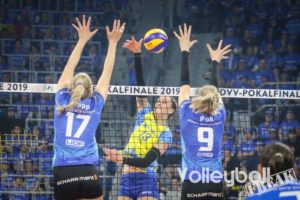 Mckenzie Adams mit einem Schulterangriff gegen Stuttgart im Pokalfinale 2019
