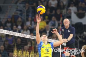 Denise Hanke zaubert beim DVV-Pokalfinale 2019 mit einer Hand.