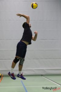 Das Foto zeigt einen Volleyballer beim Flatteraufschlag mit dem Mikasa v200w.