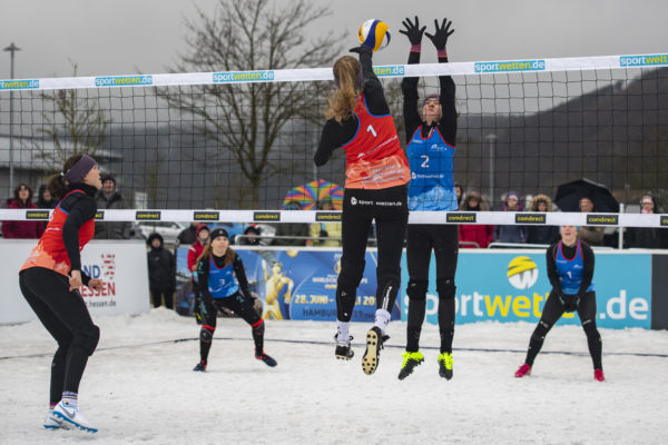 Sarah Overländer beim Angriff im Snow Volleyball