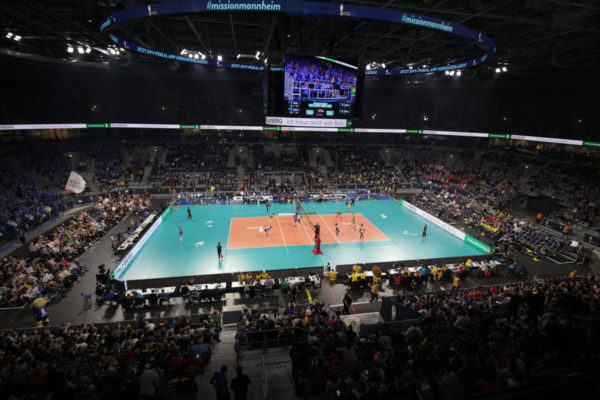 Das Foto zeigt das Volleyballfeld in der SAP Arena Mannheim beim DVV Pokalfinale 2019