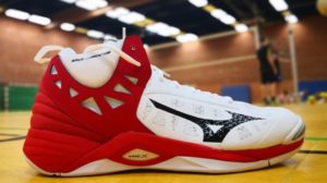 Rot weißer Mizuno Wave Momentum Volleyballschuh