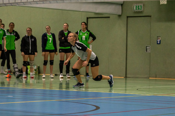 Volleyballfreakin Stine mit dem Volleyballschuh Mizuno Wave Voltage in der Bewegung auf dem Volleyballfeld