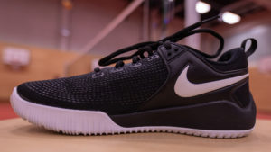 DAs Foto zeigt den Nike Zoom Hypeace 2 Volleyballschuh von der Innenseite. Im Hintergrund sieht man ein Volleyballnetz.