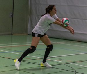Volleyballerin Daria im Training mit dem Hummel Aerocharge STZ Volleyballschuh.