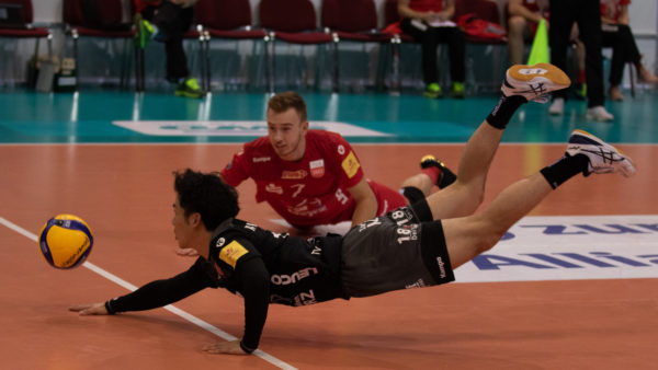 Rottenburgs Libero Taichi Kawaguchi mit Hechtbagger um an den Mikasa Volleyball zu kommen.