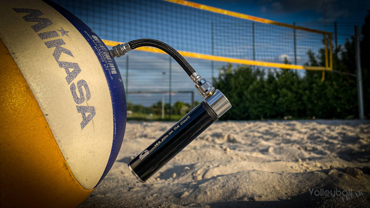 Das Foto zeigt die schwarze kompakte Mini-Ballpumpe von Beach Volleyball Apparel