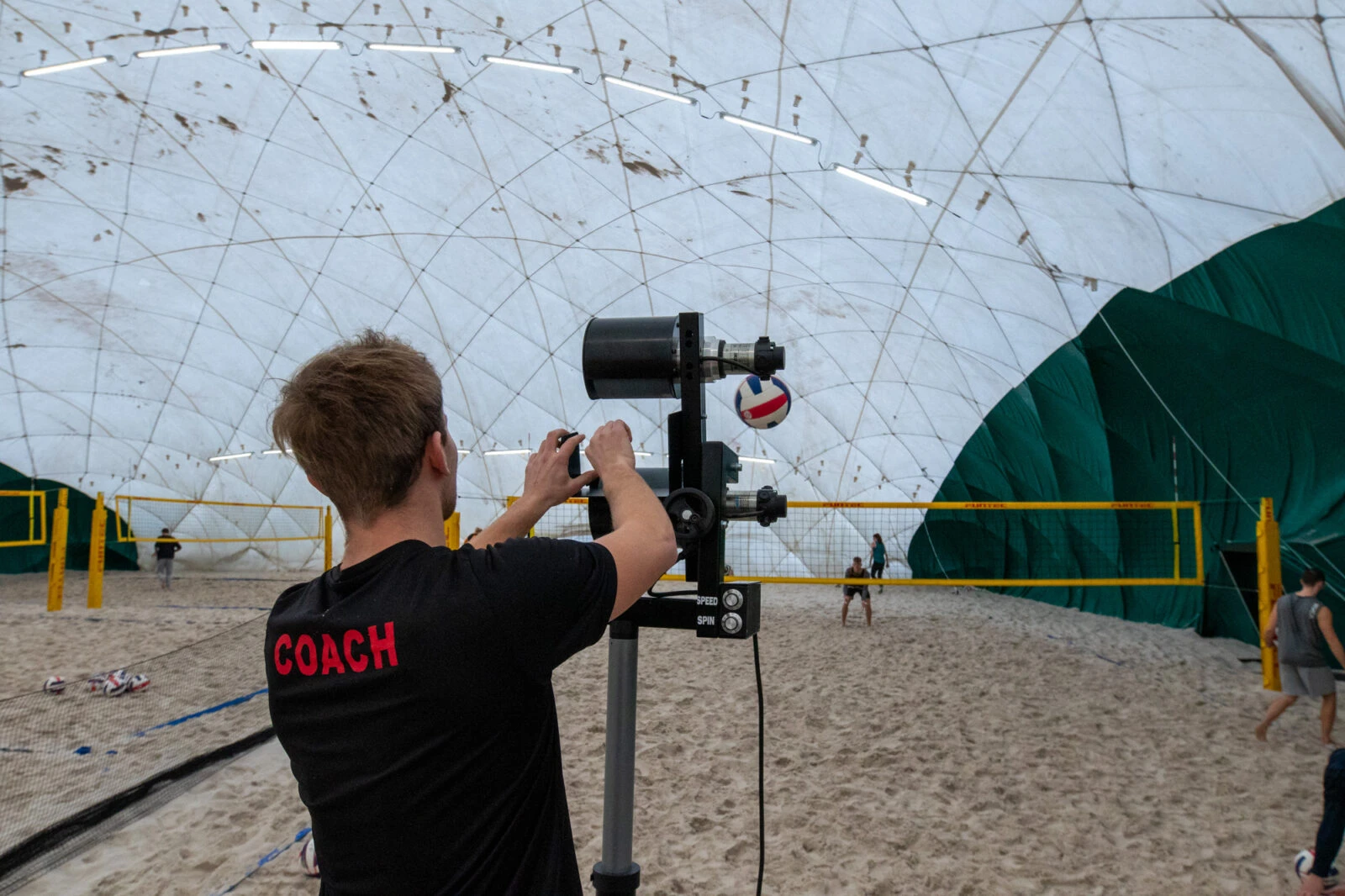 Ballmaschinen kommen bei Volleyballfreak auch beim Beachvolleyball zum Einsatz. Foto: Volleyballfreak