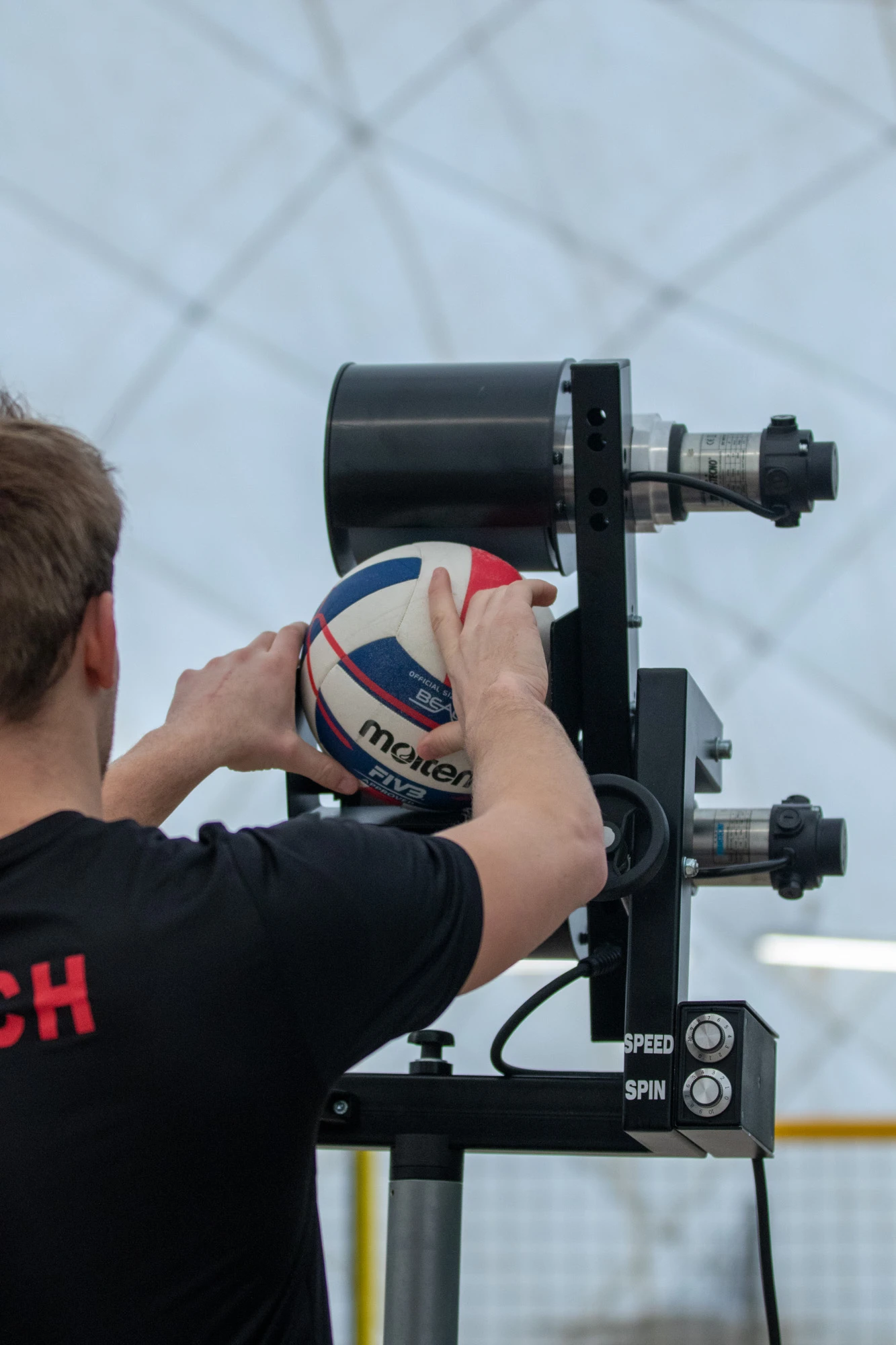 2 Rollen schießen die Bälle mit unterschiedlicher Härte, Spin und Winkel aus der Ballmaschine. Foto: Volleyballfreak