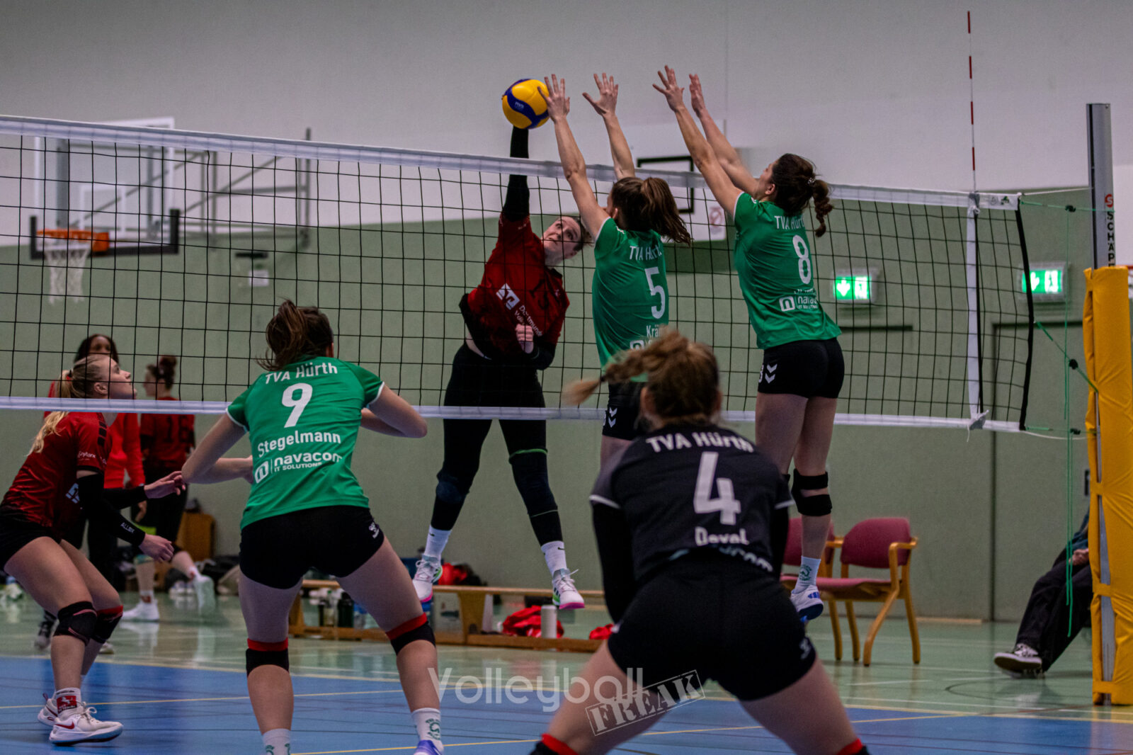 Für Beacher:innen die beste Schule: Angriff im Winter gegen den Hallen-Doppelblock. Foto: Volleyballfreak