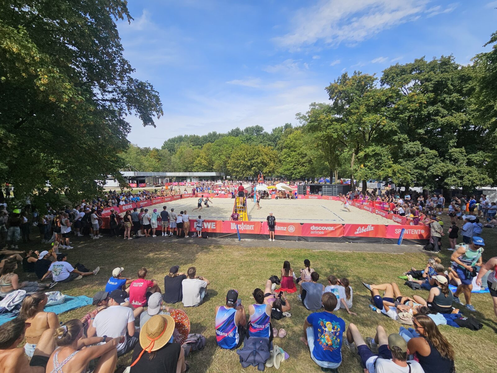 Sidecourts mit viel Platz und trotzdem ganz nahe am Stadion. Foto: Volleyballfreak