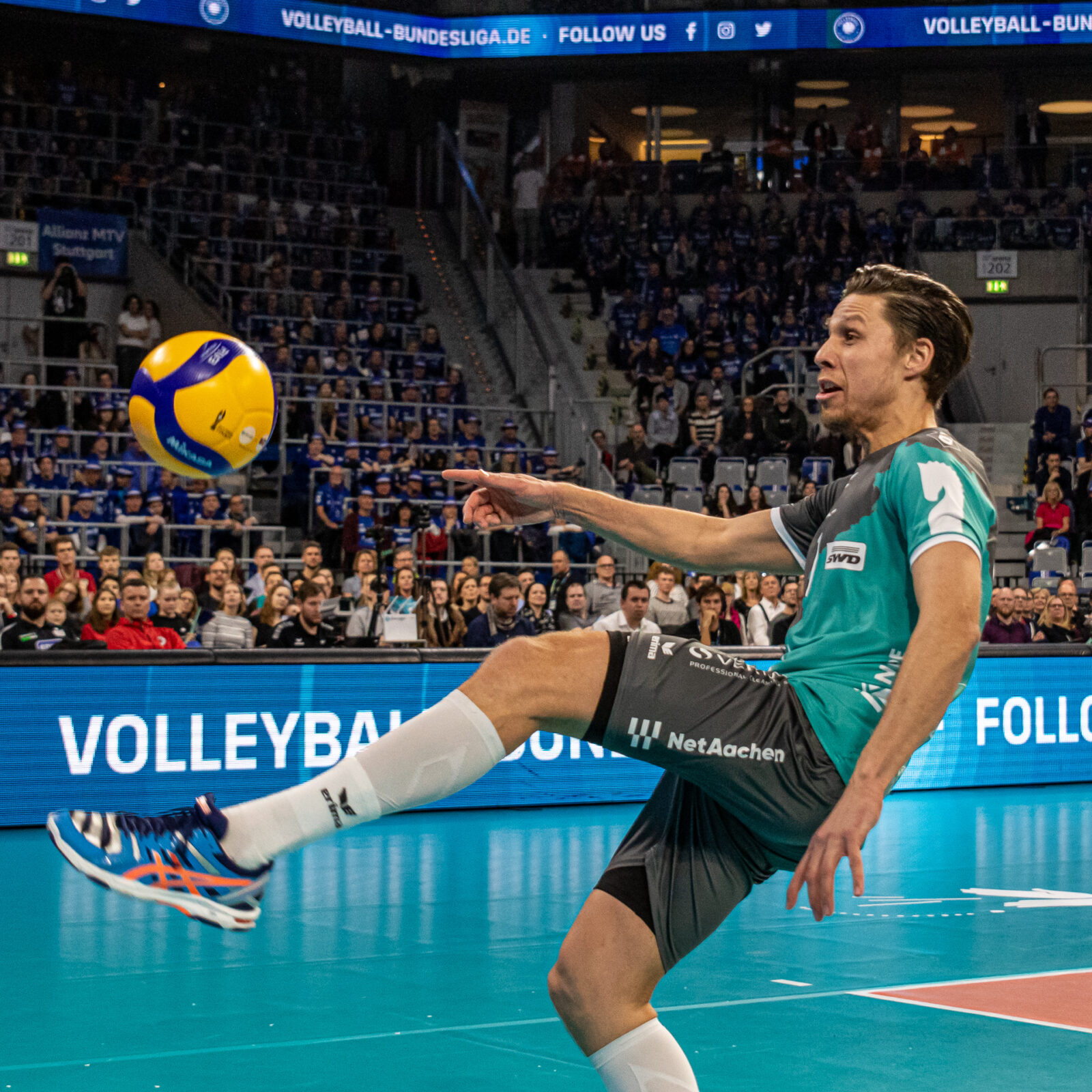 Tomáš Kocian-Falkenbach holt den Ball auf artistische Weise. Foto: Volleyballfreak